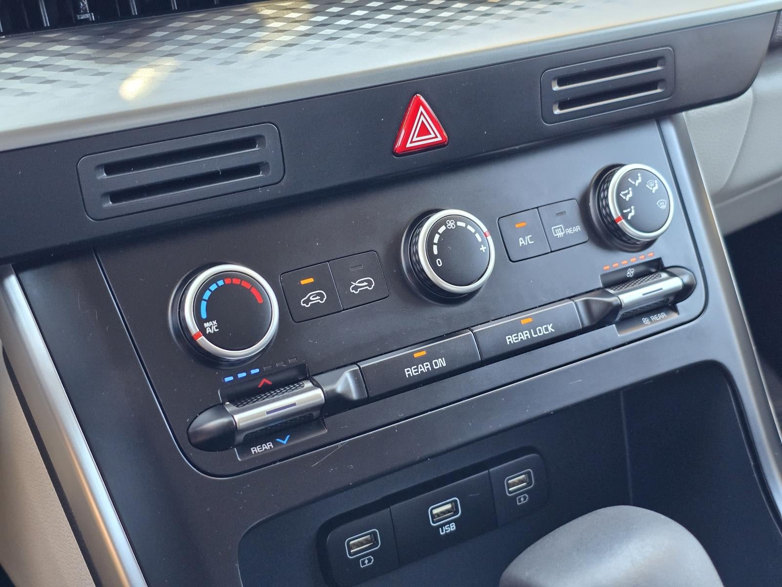 2024 Kia Carnival LX