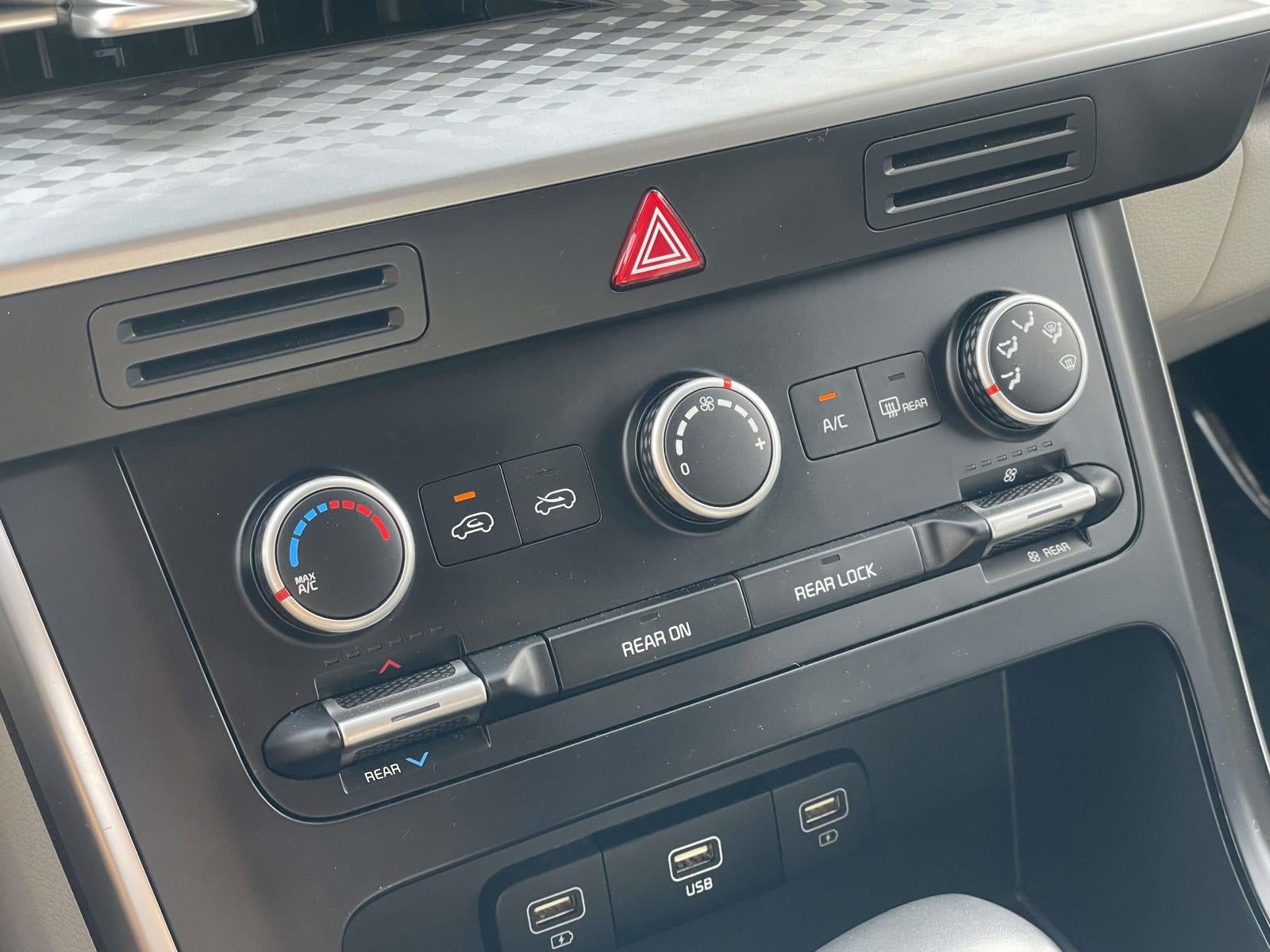 2024 Kia Carnival LX