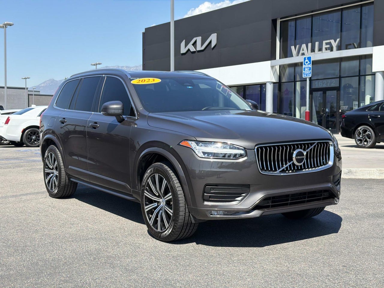 2023 Volvo XC90 Core — photo 1 of 24